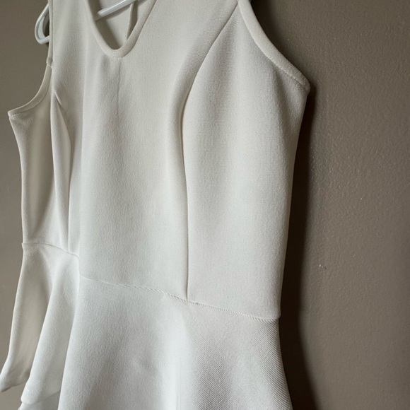 EUC NEW Simply Styled Cream Sleeveless Top Stretchy Ribbed V Neck Fitted Tank - Picture 3 of 9